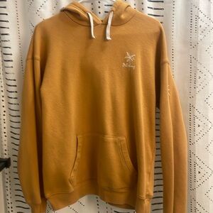 Slightly worn billabong hoodie in mustard yellow.